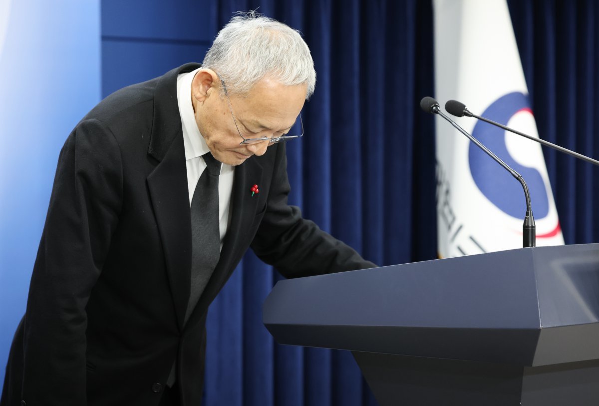 유인촌 정부 대변인 겸 문화체육관광부 장관이 10일 서울 종로구 정부서울청사에서 대국민 호소문 발표 전 고개 숙여 인사하고 있다. 2024.12.10. 뉴스1