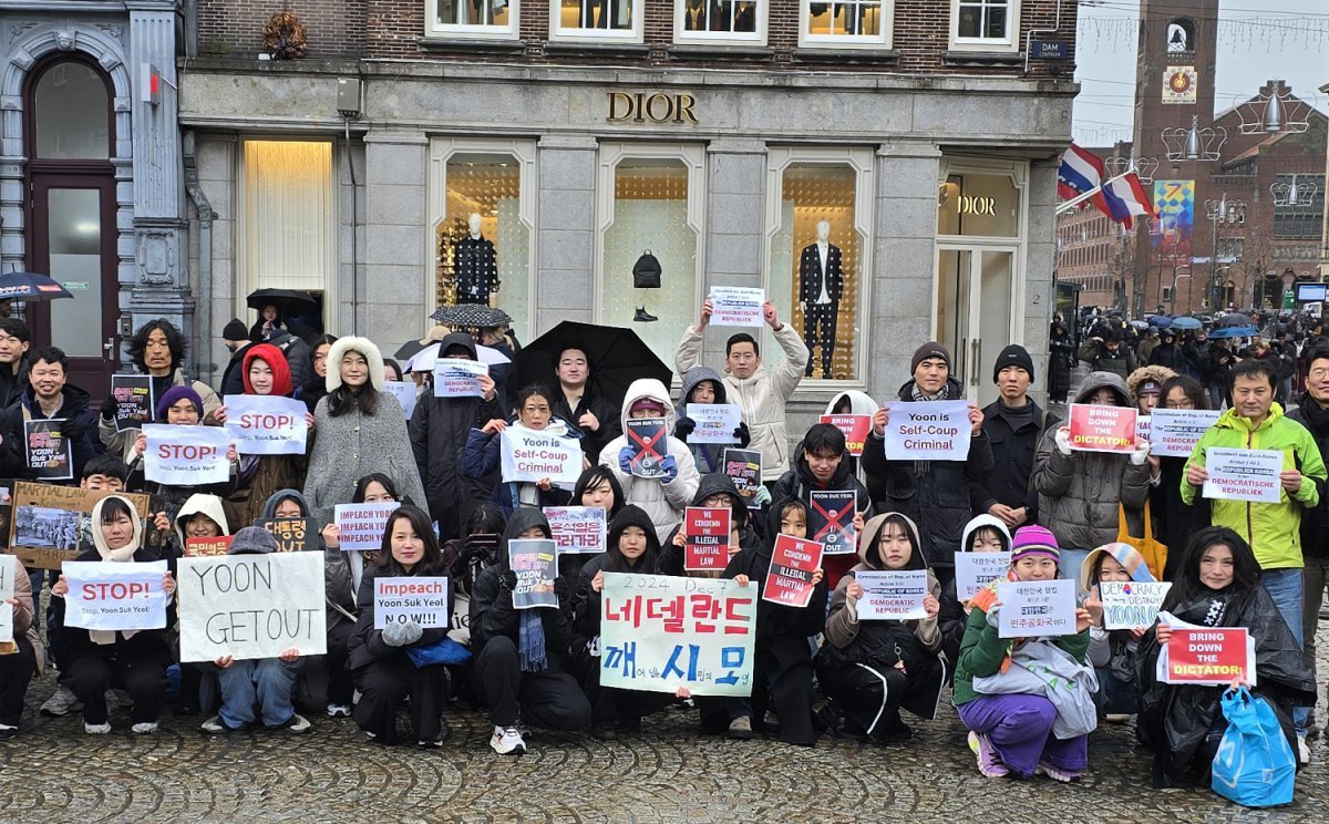 암스테르담서 7일(현지 시간) 네덜란드 암스테르담 담 광장에서 교민과 유학생 등 한인 60여 명이 모여 윤석열 대통령의 탄핵을 촉구하는 집회를 열었다. 독자 제공