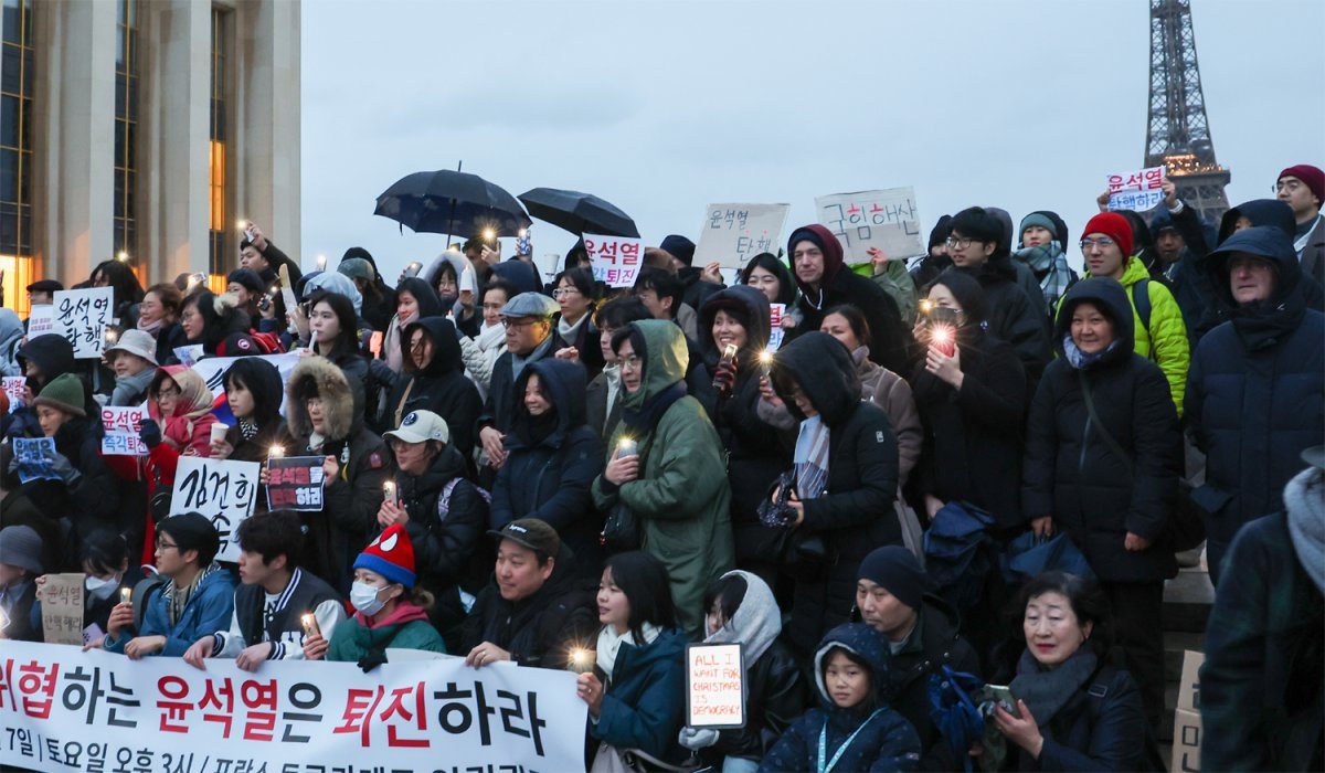 파리서 같은 날 프랑스 파리 트로카데로 인권광장 등에서도 탄핵 촉구 시위가 열렸다. 파리=뉴스1