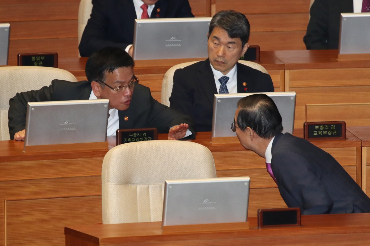 한덕수 국무총리와 최상목 경제부총리가 10일 오후 서울 여의도 국회에서 열린 본회의에서 2025년도 예산안에 대한 수정안이 가결되자 대화하고 있다. 2024.12.10/뉴스1