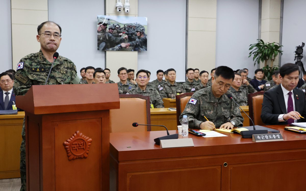 곽종근(왼쪽) 특수전사령관이 10일 오후 서울 여의도 국회에서 열린 국방위원회의 긴급 현안질의에서 의원 질의에 답변하고 있다. 오른쪽부터 김선호 국방부 차관, 박안수 육군참모총장, 곽 사령관. 2024.12.10. 뉴시스