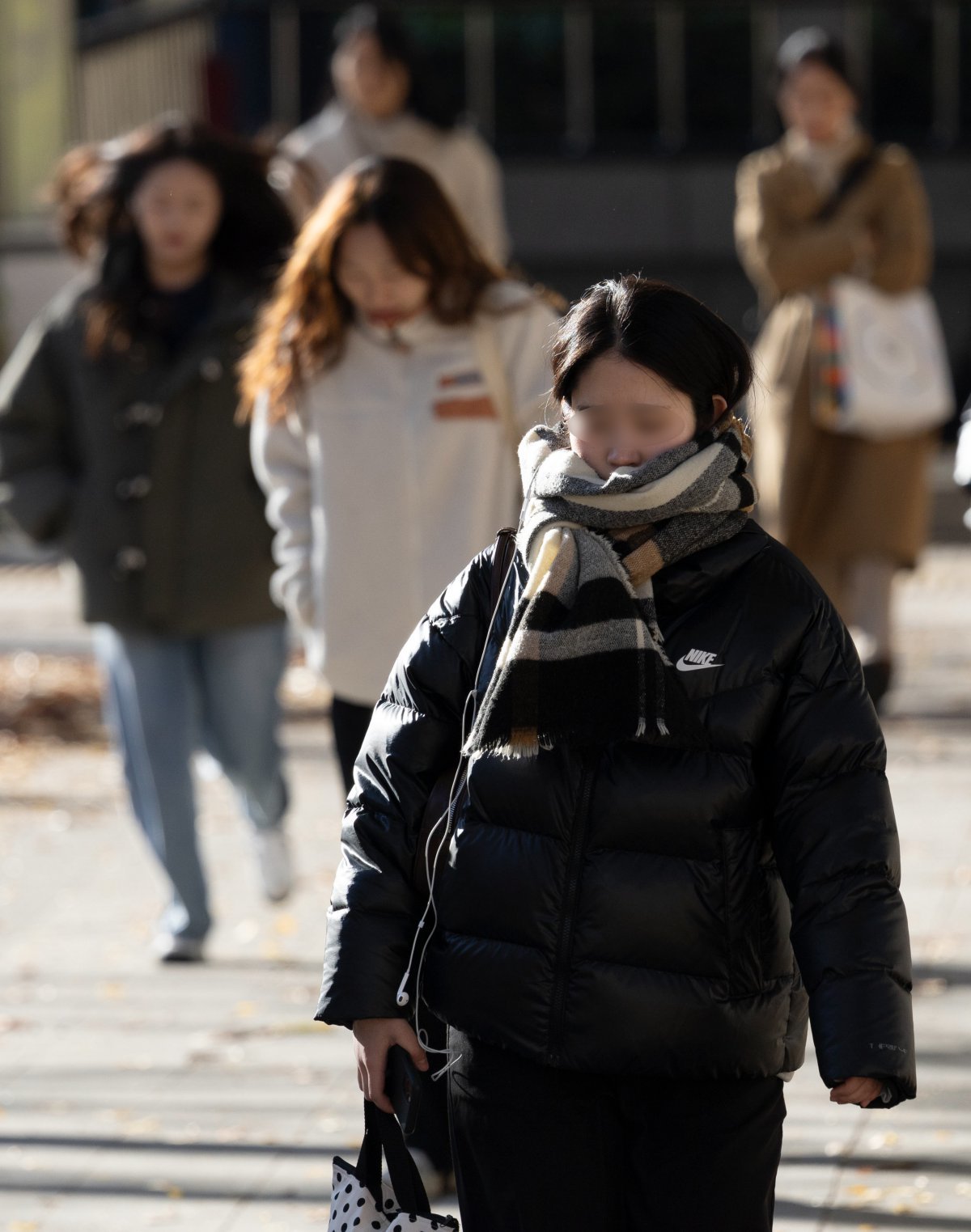 추운 가을 날씨를 보인 18일 서울 중구 세종대로에서 시민들이 출근길에 나서고 있다. 2024.11.18.[서울=뉴시스]