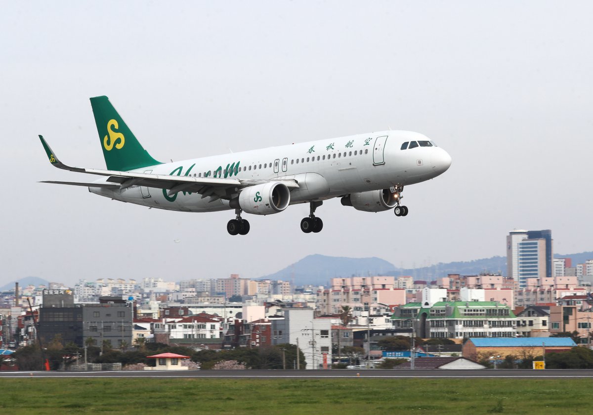 6일 오후 제주국제공항 활주로에 중국 춘추항공 특별기가 착륙을 시도 하고 있다. 승객 130여명을 태운 이 특별기는 제주공항에서 급유한 후 인천으로 향한다. 2020.04.06. 제주=뉴시스