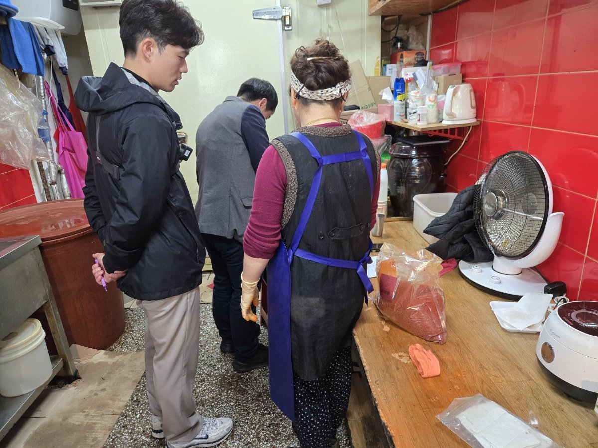 국립농산물품질관리원 직원들이 경기 한 배추김치 제조업체를 찾아 원산지를 점검하고 있다. (농식품부 제공)