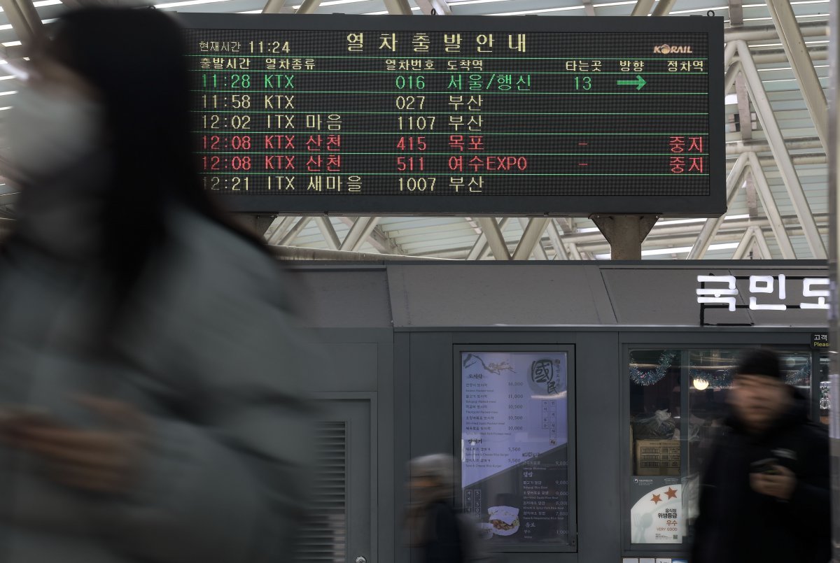 철도파업이 이어지고 있는 10일 서울 용산구 서울역 전광판에 운휴 관련 안내문이 표시되어 있다.  전국철도노동조합이 10일 파업 이후 처음으로 노사 실무협의회를 갖는다. 이번 실무협의는 윤 대통령의 비상계엄 선포가 불러온 탄핵 정국에서 철도파업이 장기화하는 것 아니냐는 우려에 따라 더불어민주당이 중재한 것으로 전해졌다. 2024.12.10 [서울=뉴시스]