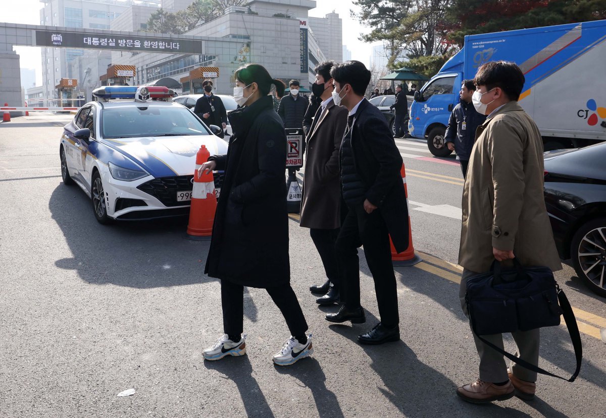 경찰청 국가수사본부 비상계엄 특별수사단 수사관들이 11일 용산 대통령실을 압수수색 하기 위해 방문했지만 면회실에서 대기하다 대통령실의 거부로 돌아가고 있다. 2024.12.11 대통령실사진기자단