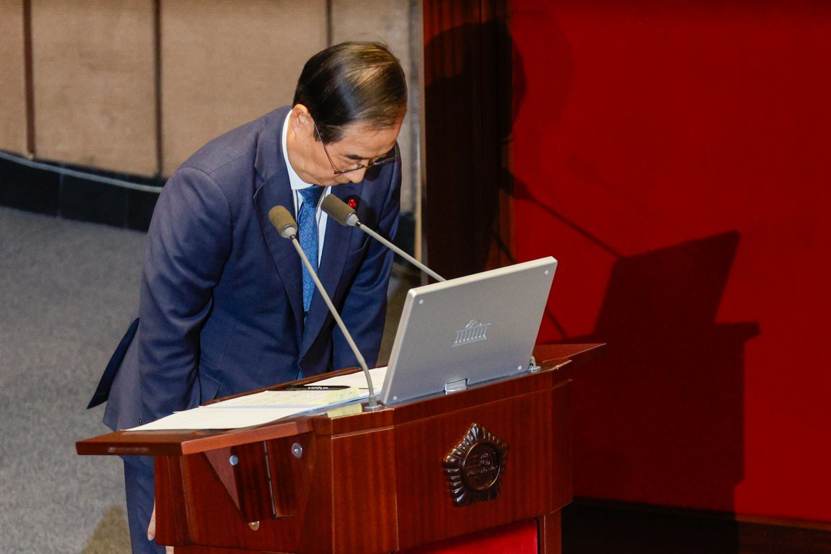 한덕수 국무총리가 11일 오후 서울 여의도 국회에서 열린 제419회국회(임시회) 제1차 본회의에서 서영교 더불어민주당 의원의 윤석열 대통령 위헌적 비상계엄 선포 내란 행위 관련 국민 향한 사과 요구에 고개 숙여 사과를 하고 있다. 뉴스1