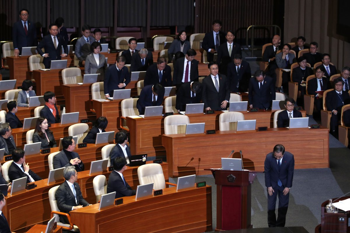 한덕수 국무총리와 국무위원들이 11일 오후 서울 여의도 국회에서 열린 제419회국회(임시회) 제1차 본회의 윤석열 대통령 위헌적 비상계엄 선포 내란행위 관련 긴급현안질문에 출석, 서영교 더불어민주당 의원의 요구에 계엄 사태 관련 국민들에게 사과하고 있다. 2024.12.11/뉴스1