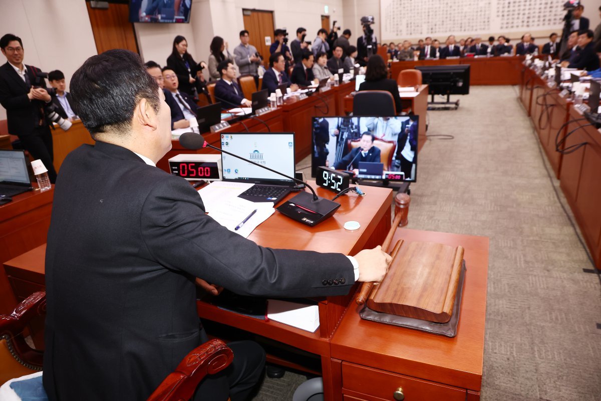 정청래 법사위원장이 11일 오전 서울 여의도 국회에서 열린 12·3 윤석열 내란 사태 관련 법제사법위원회 전체회의에서 여야 의원들의 고성이 오가자 의사봉을 두드리고 있다. 2024.12.11 뉴스1