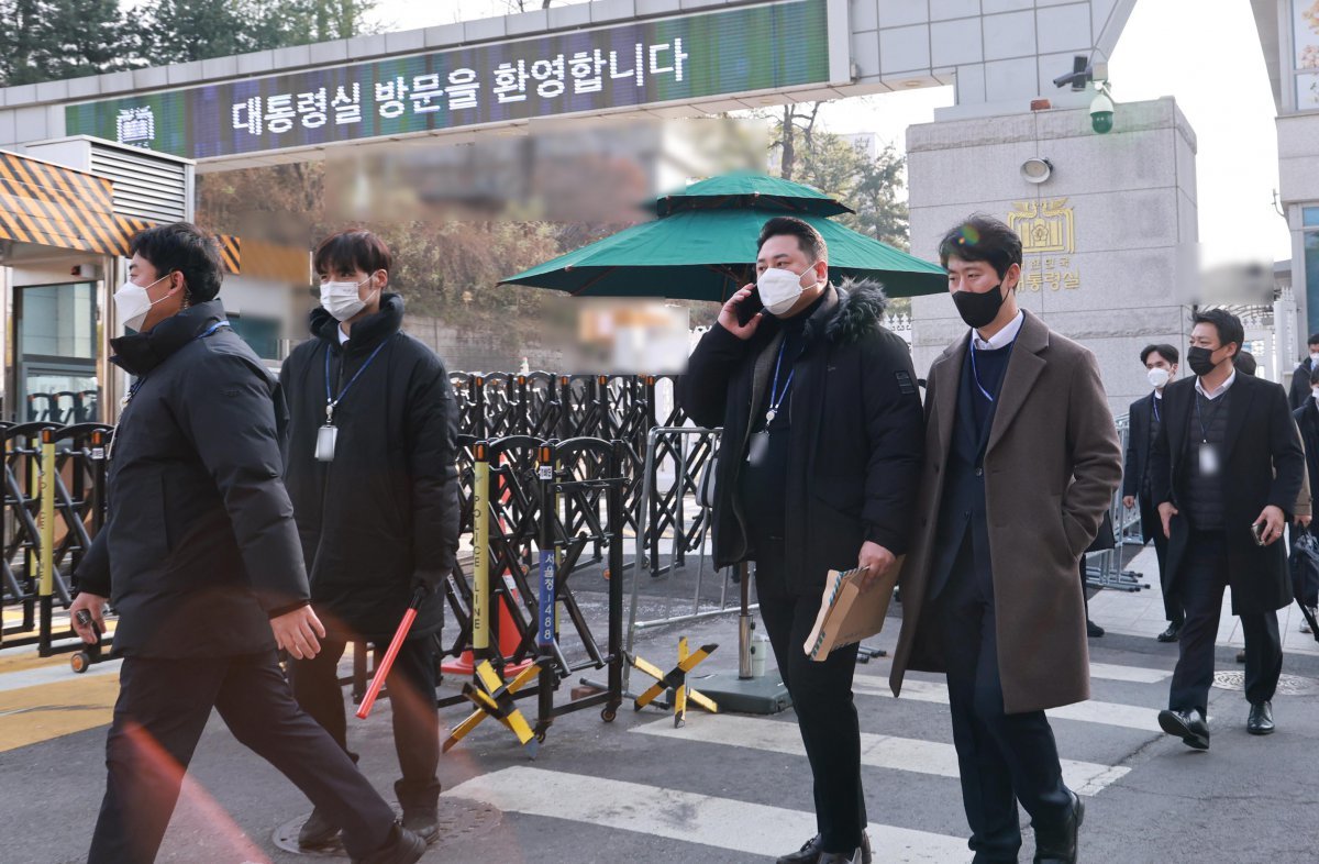 ‘12·3 비상계엄 사태’ 수사를 위해 대통령실 압수수색에 나선 경찰 국가수사본부(국수본) 관계자들이 11일 서울 용산 대통령실 민원실에서 나오고 있다. (대통령실통신사진기자단) 2024.12.11 뉴시스