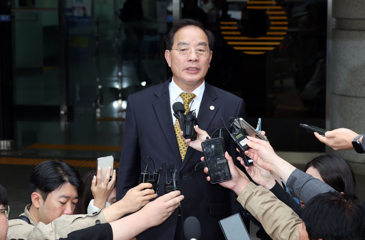 하윤수 부산교육감이 8일 부산 연제구 부산법원종합청사 앞에서 당선무효형을 선고한 항소심 결과에 대해 입장을 밝히고 있다. 2024.05.08.[부산=뉴시스] 하