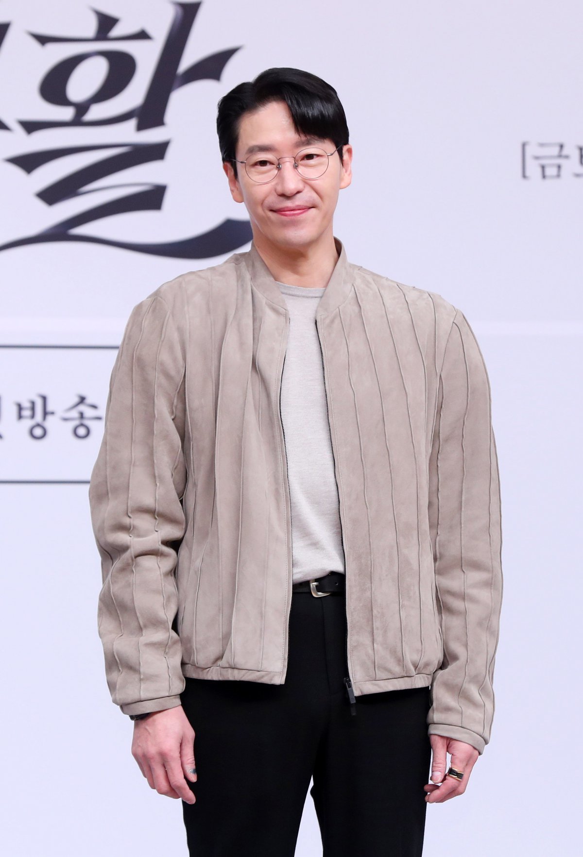 배우 엄기준이 27일 오후 서울 양천구 목동 SBS에서 열린 SBS 새 금토드라마 ‘7인의 부활’ 제작발표회에서 포즈를 취하고 있다. 2024.03.27 [서울=뉴시스]