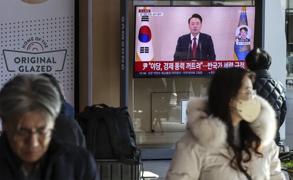 실망 분통 비판 12·3 불법 비상계엄 사건 9일 만인 12일 윤석열 대통령이 대국민 담화에서 “계엄은 불가피했다”는 취지로 말하자 시민들은 싸늘한 반응을 보였다. 서울역 대합실 TV에 나오는 담화 장면을 한 시민이 지켜보는 가운데 다른 시민들이 걸어가고 있다. 뉴시스