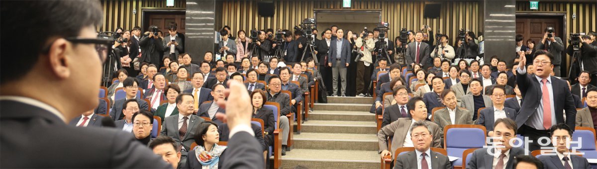 12일 오전 국회에서 열린 국민의힘 원내대표 선출 의원총회에서 한동훈 대표(왼쪽)가 윤석열 대통령 담화에 대해 “사실상 내란을 자백하는 취지”라고 말하자 맞은편에서 친윤(친윤석열)계 강명구 의원이 일어나 한 대표와 공개적으로 설전을 벌이고 있다. 강 의원은 윤 대통령이 2021년 6월 정치 참여를 선언한 직후 선거 캠프에 합류해 일정과 메시지 관리를 맡았다. 이후 대통령실 부속실 선임행정관과 국정기획비서관 등을 지내 윤 대통령의 측근으로 꼽힌다. 장승윤 기자 tomato99@donga.com