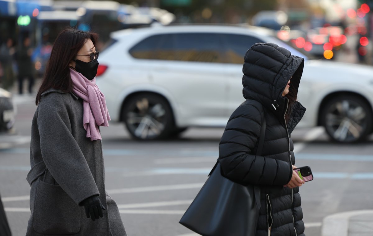 영하권 초겨울 추위를 보인 3일 오전 서울시내 거리에서 시민들이 패딩을 입고 이동하고 있다. 2024.12.03[서울=뉴시스]