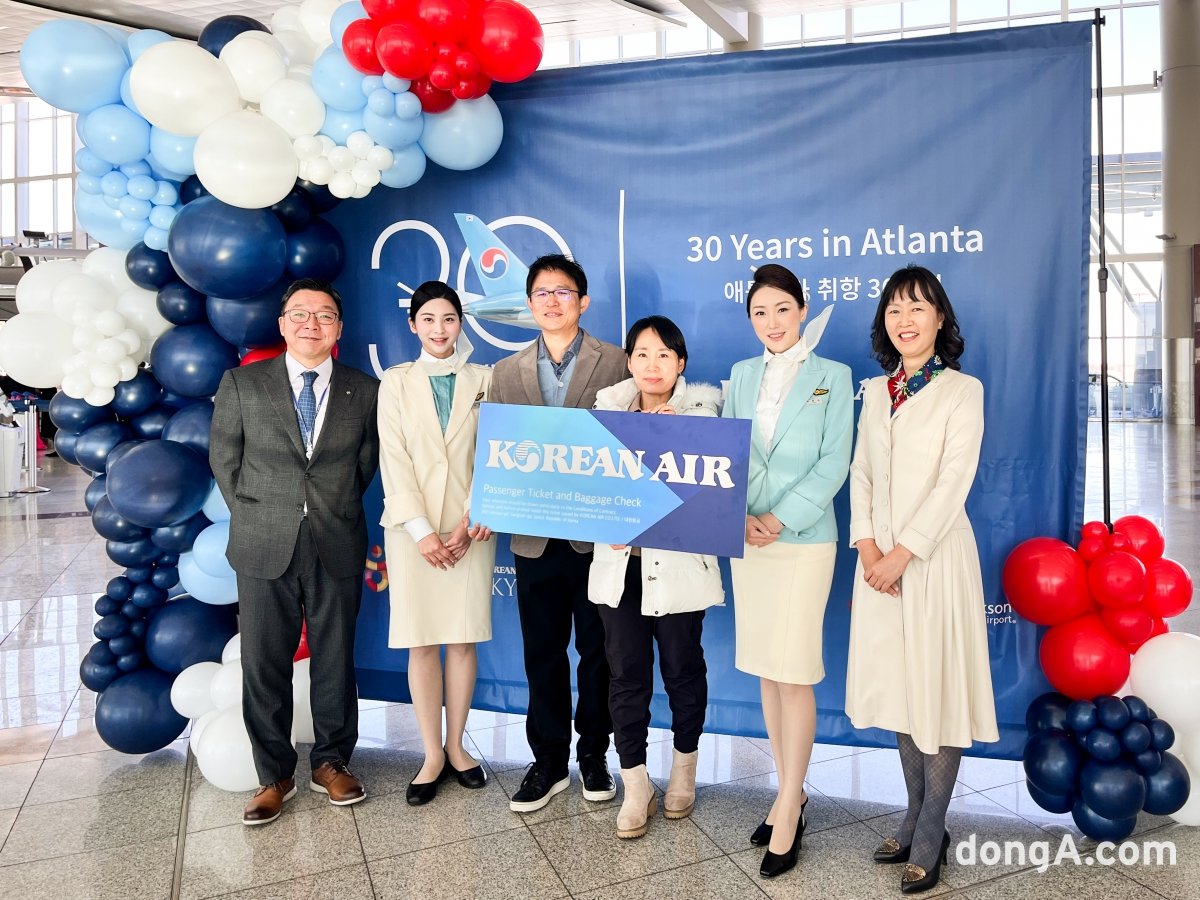 대한항공이 12일(현지시간) 미국 하츠필드잭슨 국제공항에서 애틀랜타 취항 30주년 기념행사를 가졌다. KE036편 30번째 탑승수속 승객에게 인천~애틀랜타 노선 왕복항공권 1매를 증정하는 이벤트를 진행했다. 왕복항공권을 받은 승객 김정효씨(왼쪽 4번째)와 대한항공 직원들이 기념사진을 촬영하고 있다.