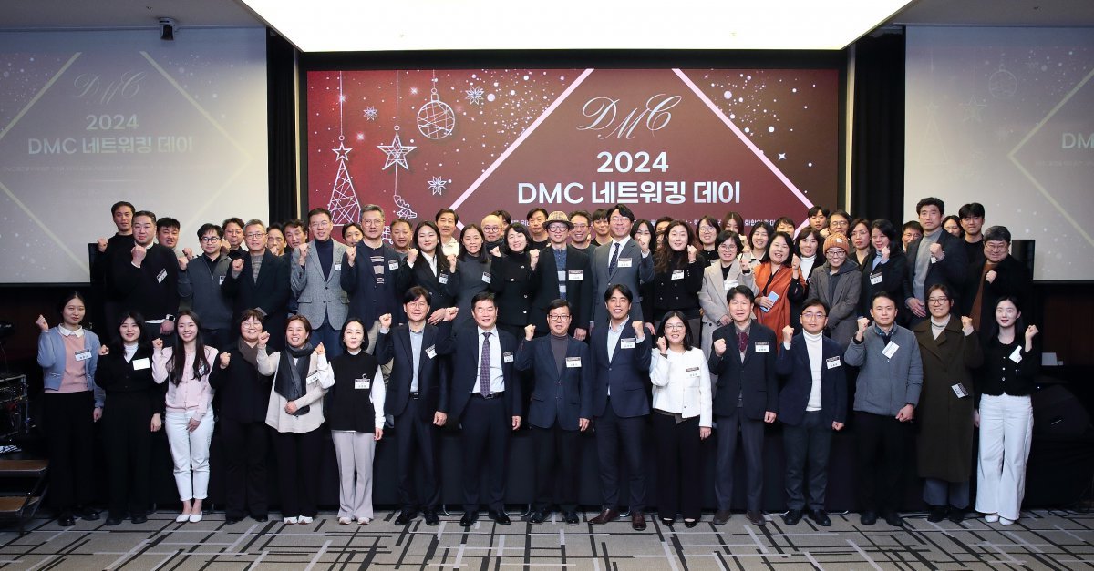 10일 스탠포드호텔서울에서 열린 제3회 DMC산학진흥대상 시상식에서 참석자들이 기념 촬영을 하고 있다. 사진 제공=DMC산학진흥재단