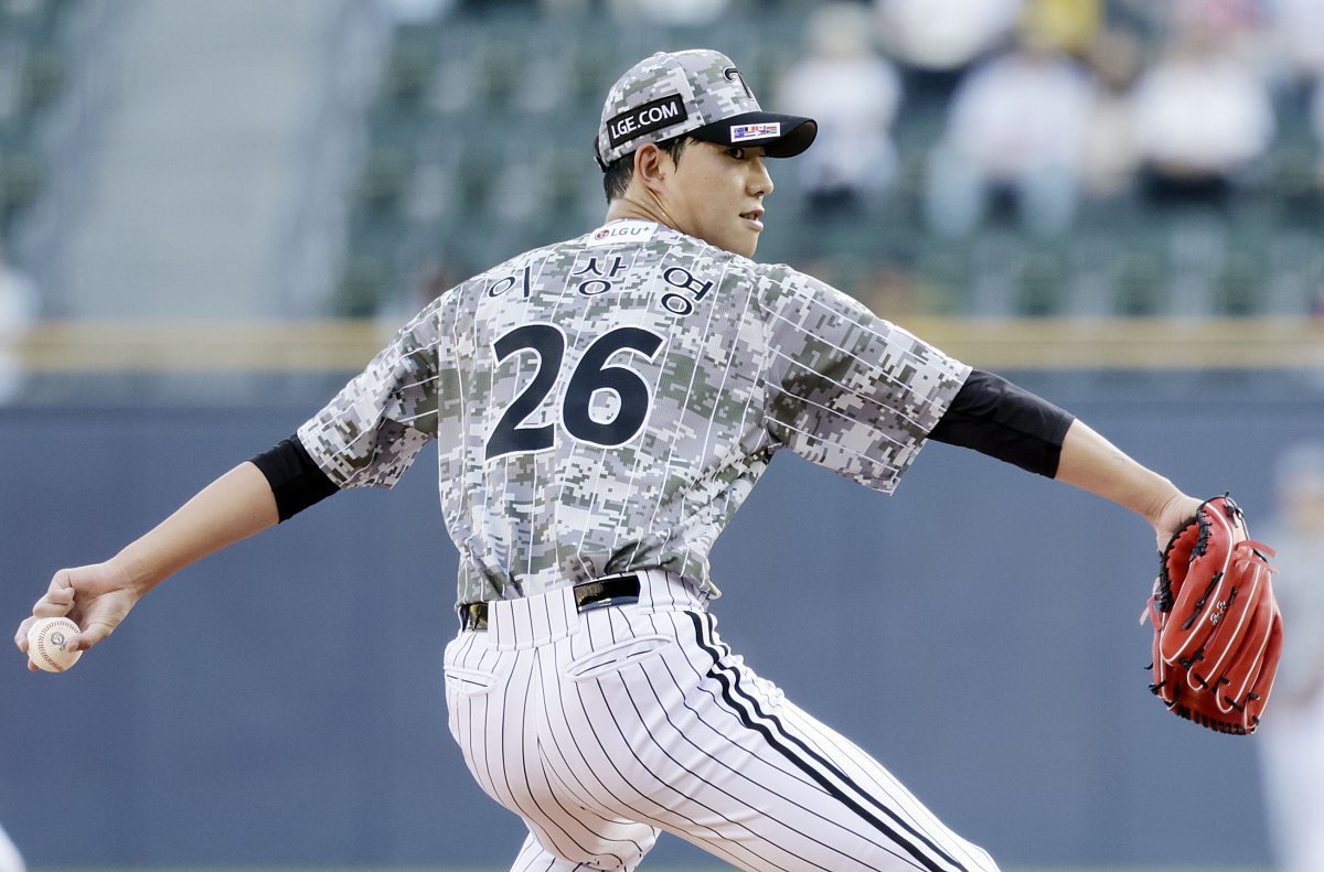 27일 서울 잠실야구장에서 열린 20204 KBO 리그 LG 트윈스 대 삼성 라이온즈의 경기, LG 선발 이상영이 공을 던지고 있다. 2024.06.27.[서울=뉴시스]