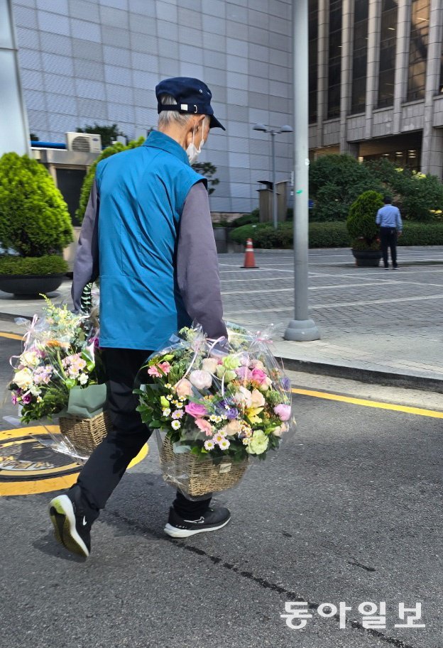 작은 일이라도 계속하는 것이 노년에 찾아오는 몸과 뇌의 노화를 막는 데 도움이 된다. 꽃바구니를 배달하는 고령자. 동아일보DB