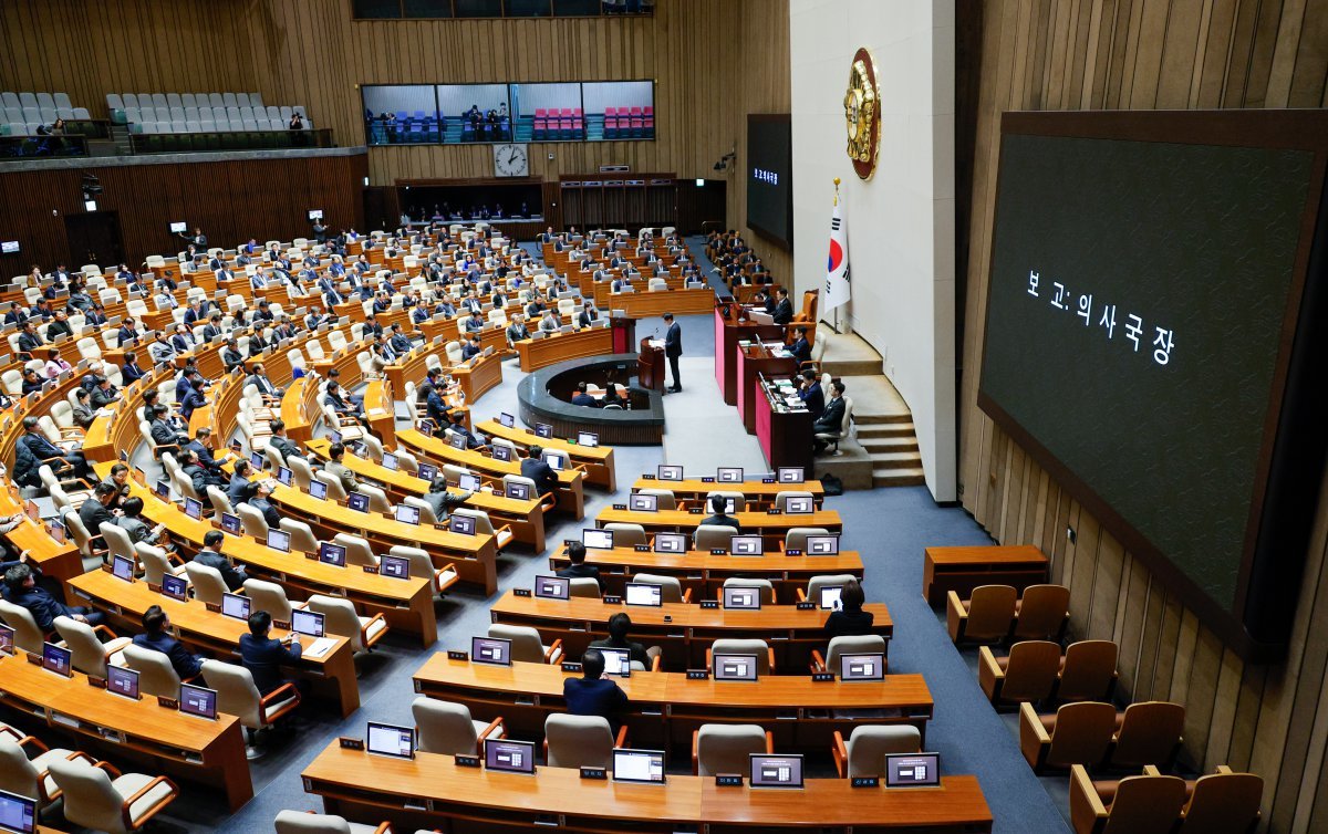 정명호 국회 의사국장이 13일 오후 서울 여의도 국회에서 열린 제419회국회(임시회) 제3차 본회의에서 윤석열 대통령 탄핵소추안을 보고하고 있다. 2024.12.13/뉴스1