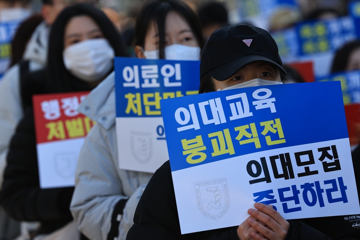 ‘비상계엄’ 무리수에 탄핵 정국으로 이어지며 의대정원 증원 동력이 소멸되고 있는 가운데 서울대병원 전공의협의회 비상대책위원회가 8일 오후 서울 종로구 대학로에서 의료농단·계엄 규탄 집회를 진행하고 있다. 2024.12.8 뉴스1