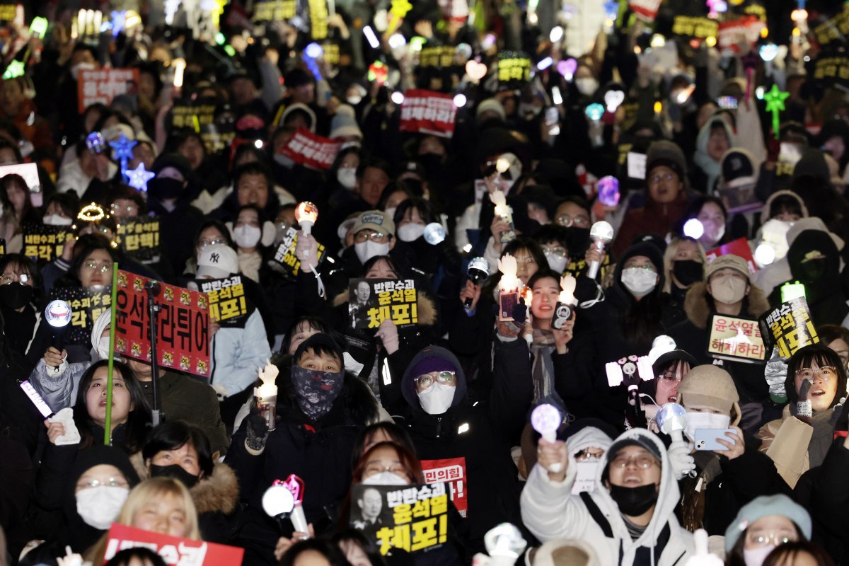 12일 서울 영등포구 국회 앞에서 촛불집회 참가자들이 윤석열 대통령 탄핵을 촉구하고 있다. 2024.12.12. 뉴시스