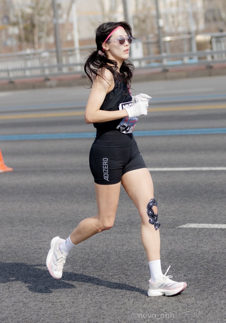 지윤아 씨가 한 마라톤대회에 출전해 달리고 있다. 지윤아 씨 제공.