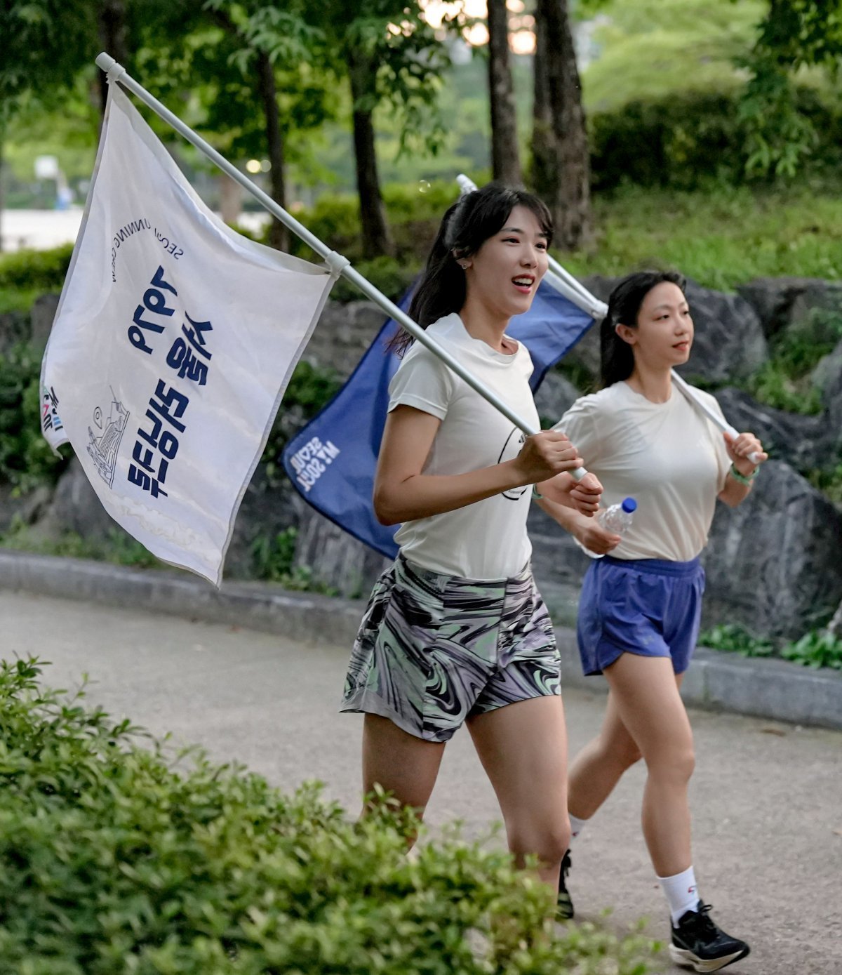 지윤아 씨(왼쪽)가 서울시러닝크루 7979에서 활동하고 있는 모습. 지윤아 씨 제공.