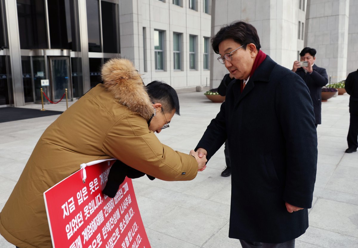 김상욱, 탄핵 촉구 시위 중 권성동에 인사
국민의힘 권성동 원내대표(오른쪽)가 13일 서울 여의도 국회 본청 앞에서 같은 당 의원들에게 윤석열 대통령 탄핵 찬성을 촉구하는 1인 시위 중인 김상욱 의원과 악수하고 있다. 김 의원이 든 팻말에는 “이대로는 보수가 절멸한다. 보수의 배신자는 윤석열이다”라고 적혀 있다. 뉴시스