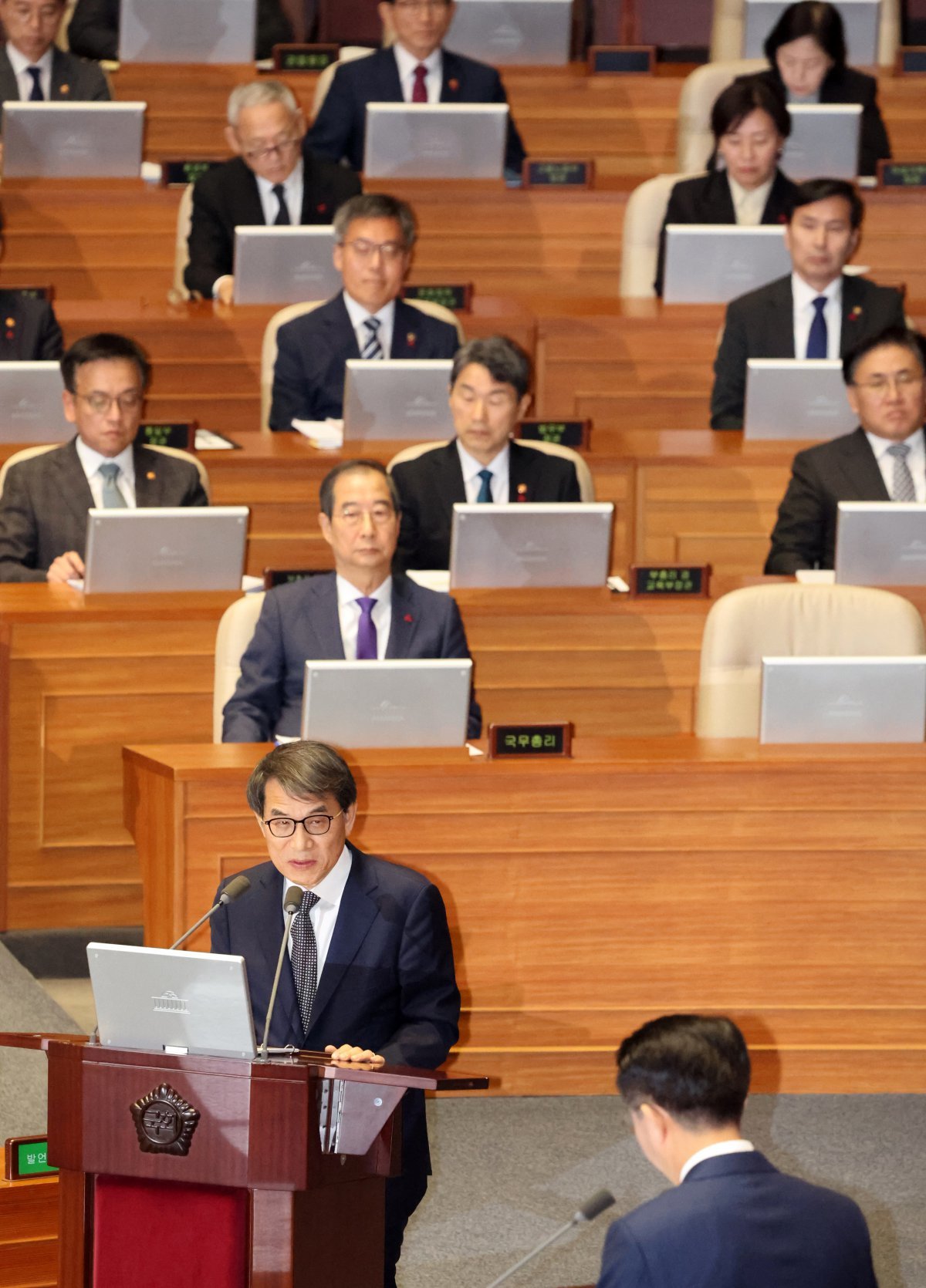 노태악 중앙선거관리위원장(왼쪽 앞)이 13일 서울 여의도 국회에서 열린 ‘윤석열 대통령 위헌적 비상계엄 선포 내란행위 관련 긴급현안 질의’에서 답변하고 있다. 노 위원장 뒤로 한덕수 국무총리를 비롯한 국무위원들이 자리에 앉아 있다. 뉴시스