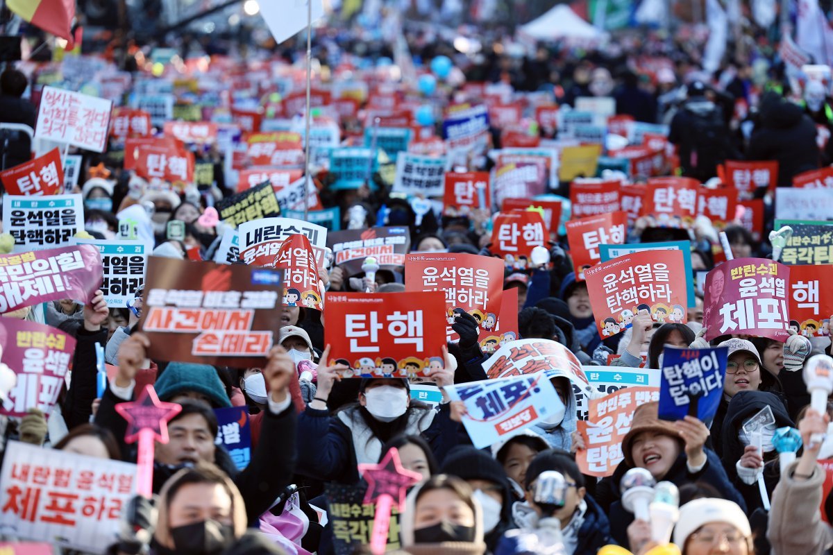 윤석열 대통령에 대한 탄핵소추안 표결이 예정된 14일 오후 서울 여의도 국회의사당 앞에서 탄핵을 촉구하는 시민들이 모여 대통령 탄핵을 촉구하고 있다. 2024.12.14/뉴스1