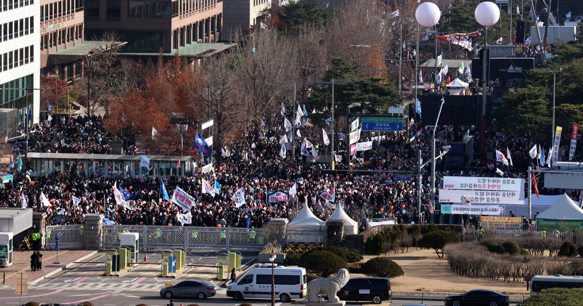 윤석열 대통령에 대한 탄핵소추안 표결을 앞둔 14일 오후 서울 여의도 국회의사당 앞에서 시민들이 대통령 탄핵을 촉구하고 있다. 뉴스1