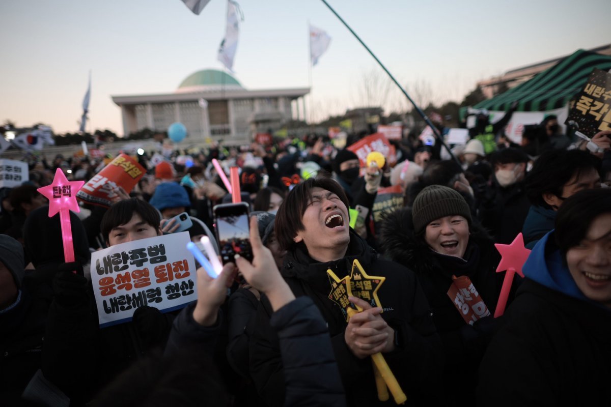 윤석열 대통령 탄핵소추안이 가결된 14일 서울 영등포구 국회 앞에서 열린 ‘내란수괴 윤석열 즉각탄핵’ 범국민 촛불대행진에서 시민들이 환호하고 있다. 2024.12.14.