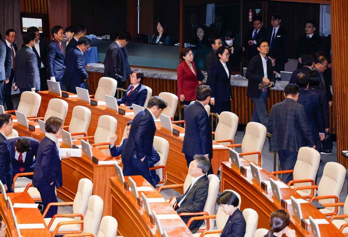 국민의힘 의원들이 14일 오후 서울 여의도 국회에서 열린 제419회국회(임시회) 제4차 본회의에서 윤석열 대통령 탄핵소추안이 가결되자 본회의장을 나서고 있다. 2024.12.14/뉴스1