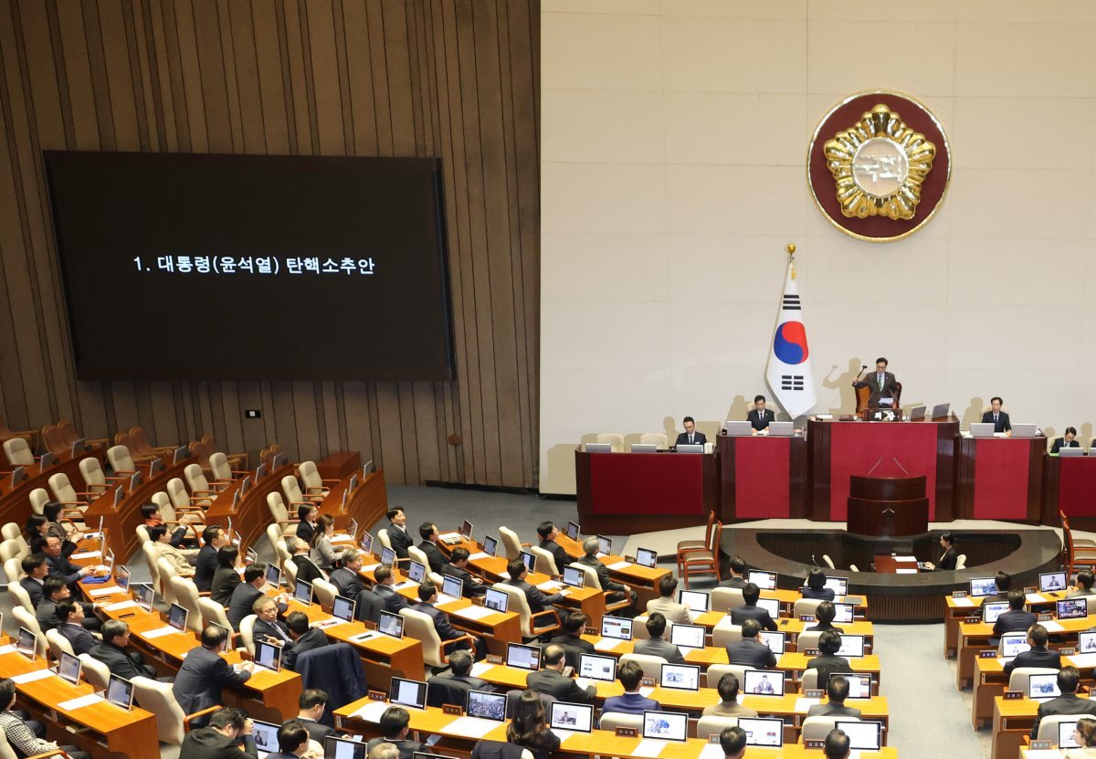 4일 서울 여의도 국회에서 윤석열 대통령 탄핵소추안을 안건으로 열린 제419회 국회(임시회) 제4차 본회의에서 탄핵소추안이 가결되고 있다. 2024.12.14. 뉴시스