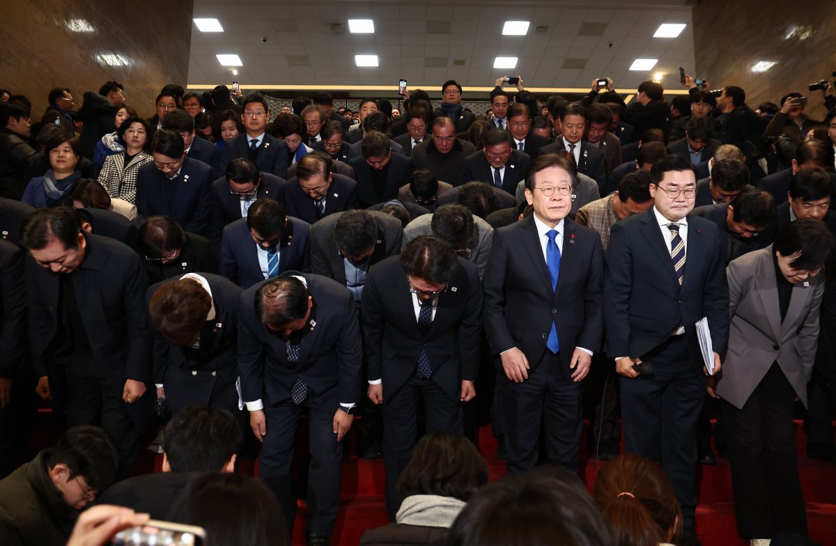 윤석열 대통령의 탄핵안이 국회 본회의를 통과한 14일 오후 서울 여의도 국회 로텐더홀 앞에서 더불어민주당 이재명 대표를 비롯한 의원들이 입장을 밝힌 뒤 국민께 감사의 인사를 하고 있다. 2024.12.14/뉴스1