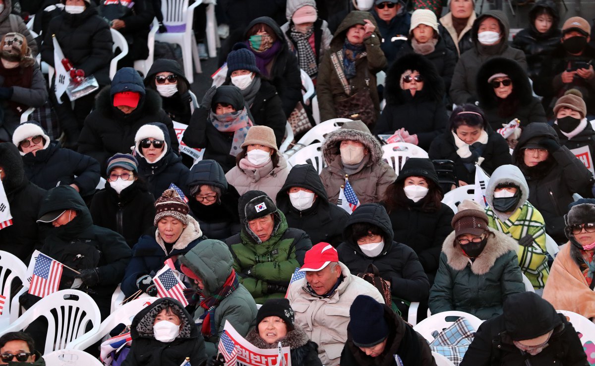 14일 서울 세종대로 일대에서 열린 ‘12·14 광화문 국민혁명대회’에 참석한 보수단체 회원들이 국회에서 윤석열 대통령 탄핵소추안이 가결되자 굳은표정을 짓고 있다. 2024.12.14/뉴스1