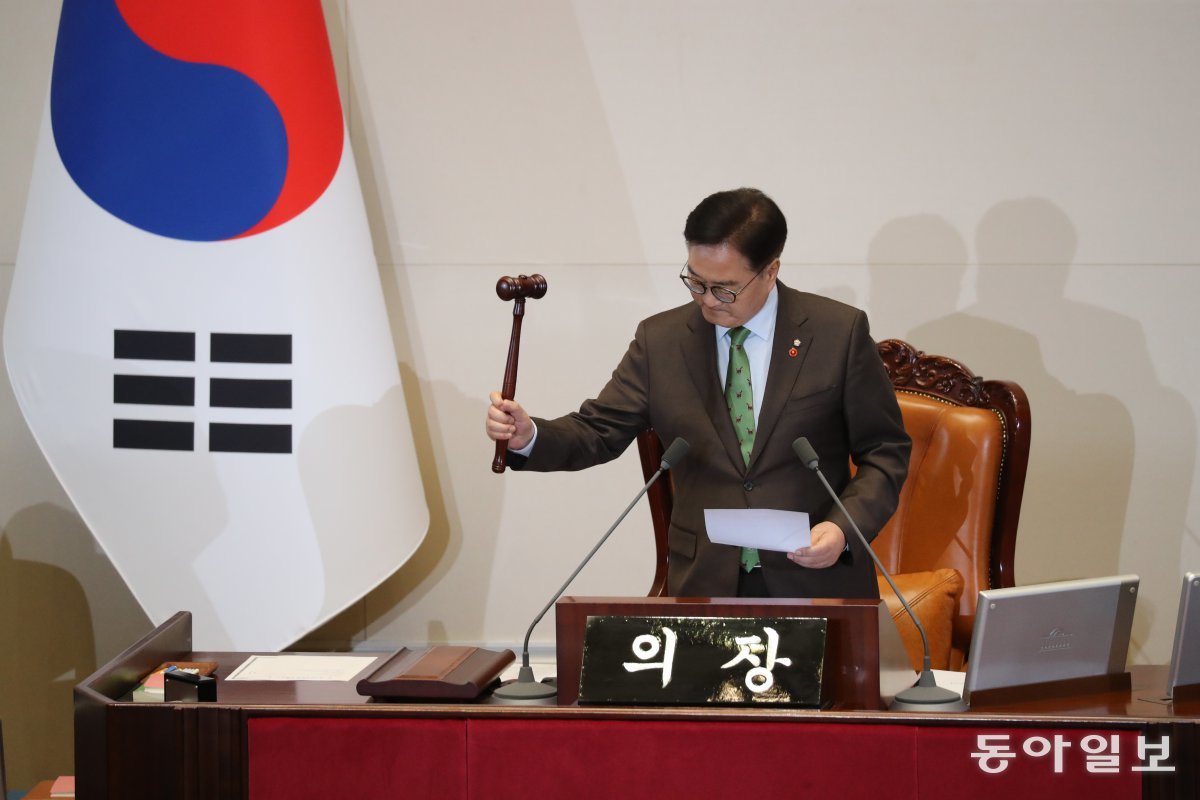 14일 국회 본회의에서 우원식 국회의장이 윤석열 대통령 탄핵소추안 가결을 선포하며 의사봉을 두드리고 있다.

이훈구 기자 ufo@donga.com