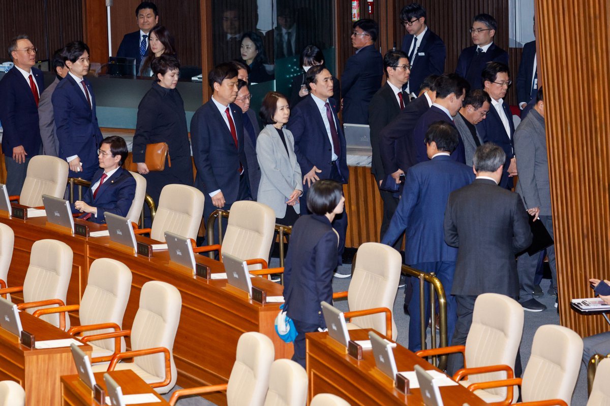 국민의힘 의원들이 14일 오후 서울 여의도 국회에서 열린 제419회국회(임시회) 제4차 본회의에서 윤석열 대통령 탄핵소추안이 가결되자 본회의장을 나서고 있다. 뉴스1