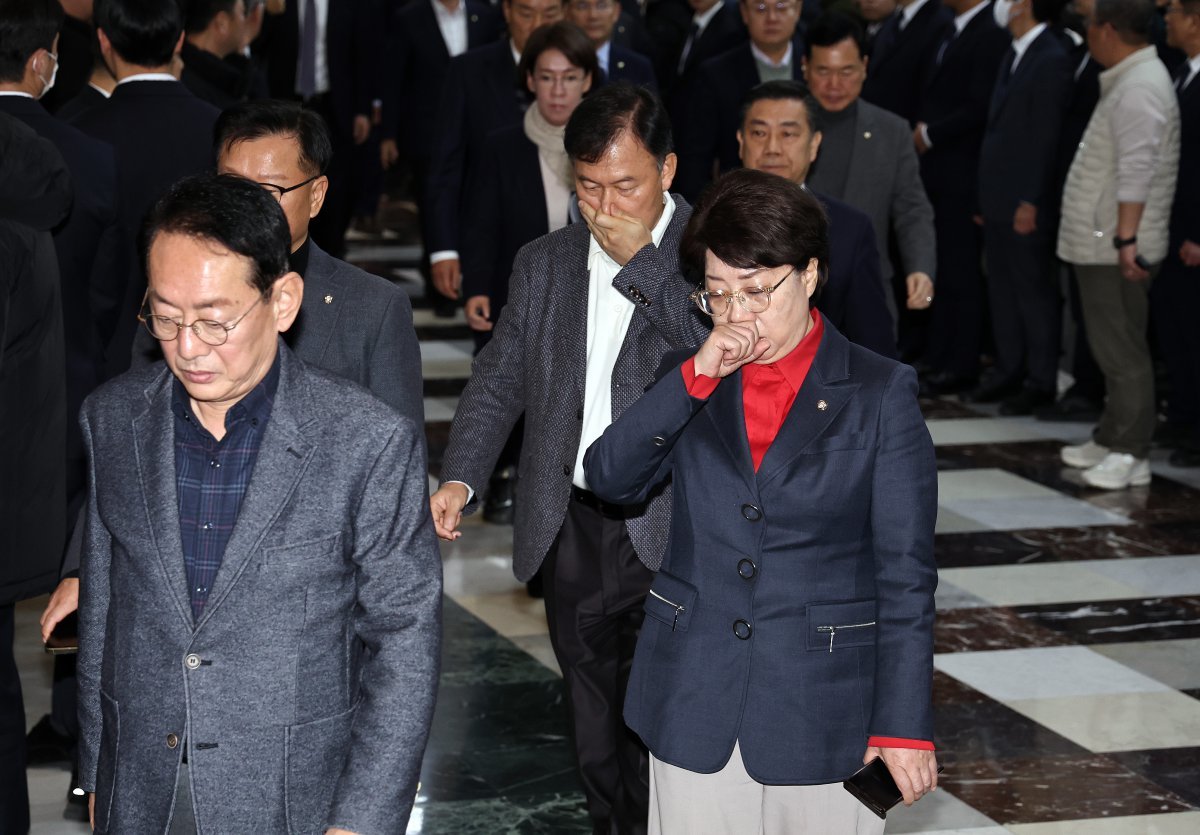 국민의힘 김도읍, 이달희, 윤한홍 등 의원들이 14일 오후 서울 여의도 국회에서 윤석열 대통령에 대한 탄핵소추안이 가결된 뒤 본회의장을 나서고 있다. 윤 대통령 탄핵안은 재적의원 300명이 모두 투표에 참여해 찬성 204표, 반대 85표, 기권 3표, 무효 8표로 가결됐다. 뉴스1