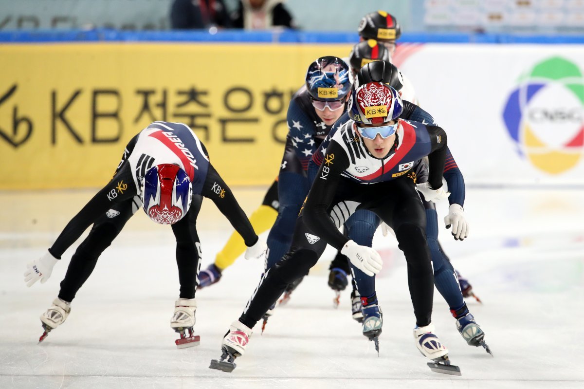 13일 서울 양천구 목동 아이스링크에서 열린 ‘KB금융-ISU 쇼트트랙 월드투어 서울 대회’ 남자 5,,000m 계주 준준결승에서 대한민국 박장혁이 질주하고 있다. 2024.12.13/뉴스1