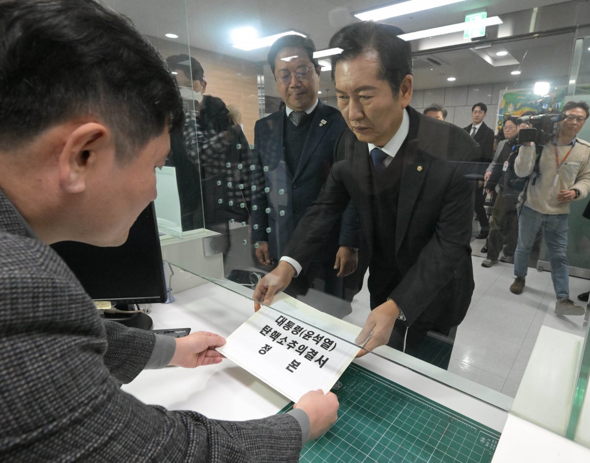 윤석열 대통령 탄핵소추안이 국회에서 가결된 14일 정청래 국회 법제사법위원장이 서울 종로구 헌법재판소에서 탄핵소추의결서 정본을 제출하고 있다. 2024.12.14. 사진공동취재단