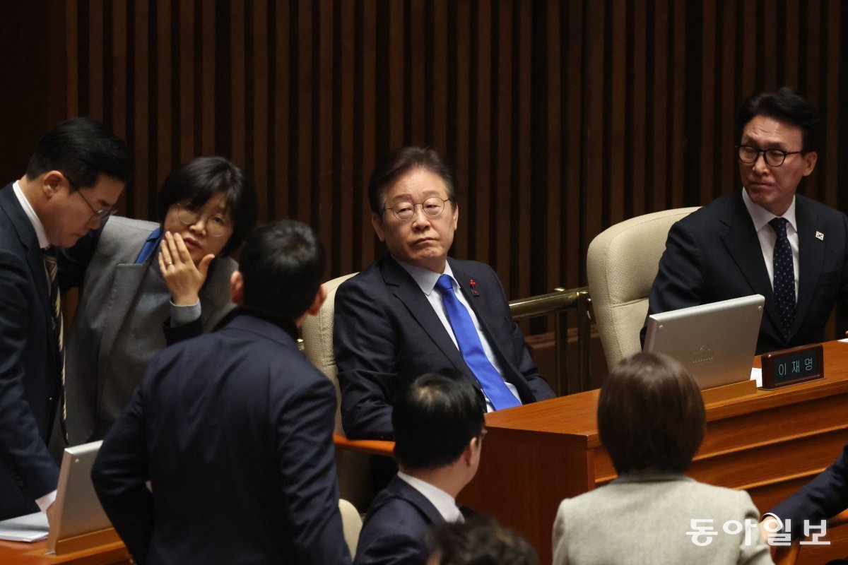 14일 국회 본회의장에서 더불어민주당 이재명 대표를 비롯한 민주당 지도부가 탄핵소추안 가결 선포 후 담담한 표정을 짓고 있다. 박형기 기자 oneshot@donga.com