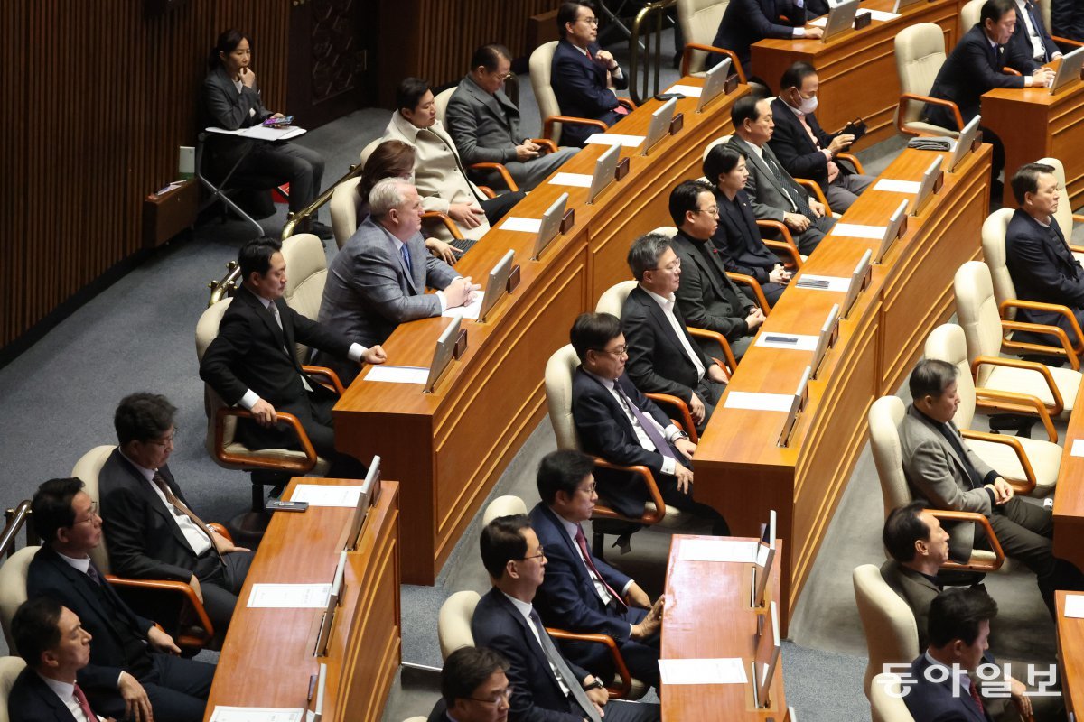 14일 국회 본회의장에서 국민의힘 의원들이 굳은 표정으로 우원식 의장의 탄핵소추안 가결 선포를 듣고 있다. 박형기 기자 oneshot@donga.com