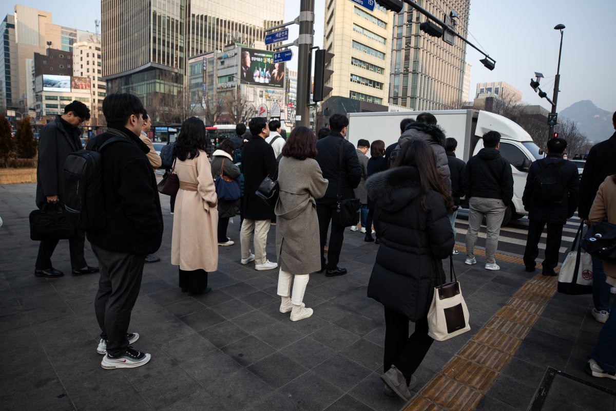 서울 세종대로사거리에서 직장인들이 출근을 위해 횡단보도 신호를 기다리고 있다. 뉴스1