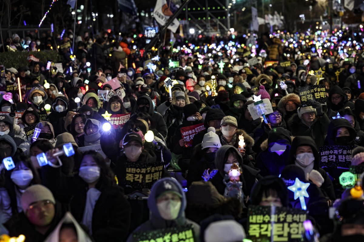 국회 윤석열 대통령에 대한 탄핵 소추안 표결을 하루 앞둔 13일 저녁 서울 여의도 국회의사당 앞에서 시민들이 윤석열 대통령 탄핵소추안 국회 통과 촉구 집회를 하고 있다. 2024.12.13. [서울=뉴시스]