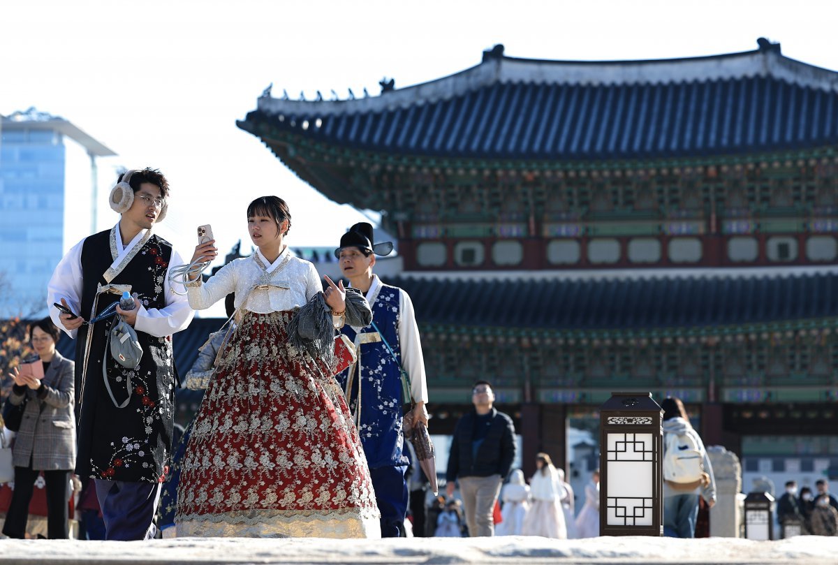 경복궁을 찾은 외국인 관광객들이 즐거운 시간을 보내고 있다. 2024.11.22/뉴스1