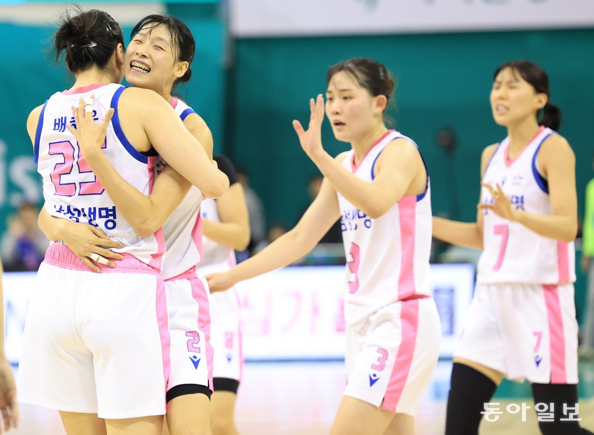 배혜윤(왼쪽)과 포옹하고 있는 이해란(왼쪽 두 번째). WKBL 제공