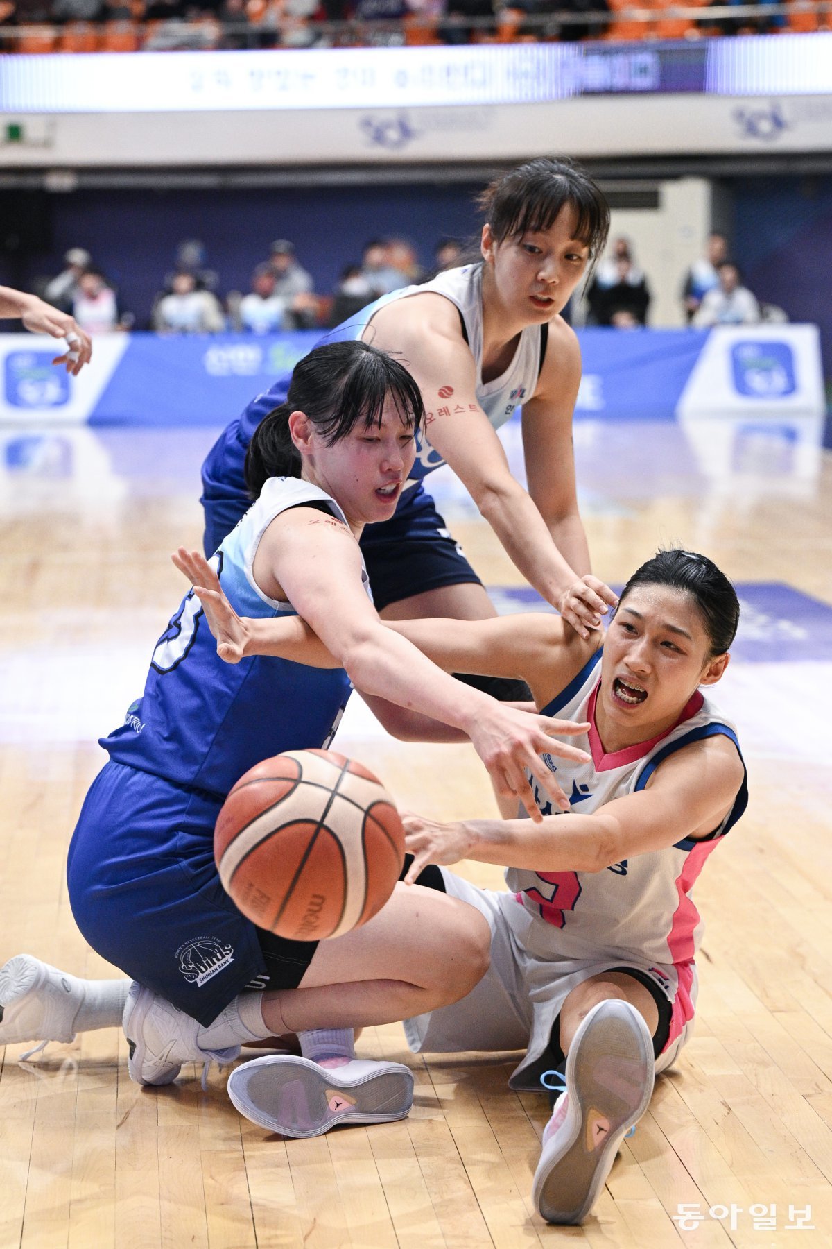 14일 신한은행전에서 볼다툼을 하는 이해란(오른쪽). WKBL 제공