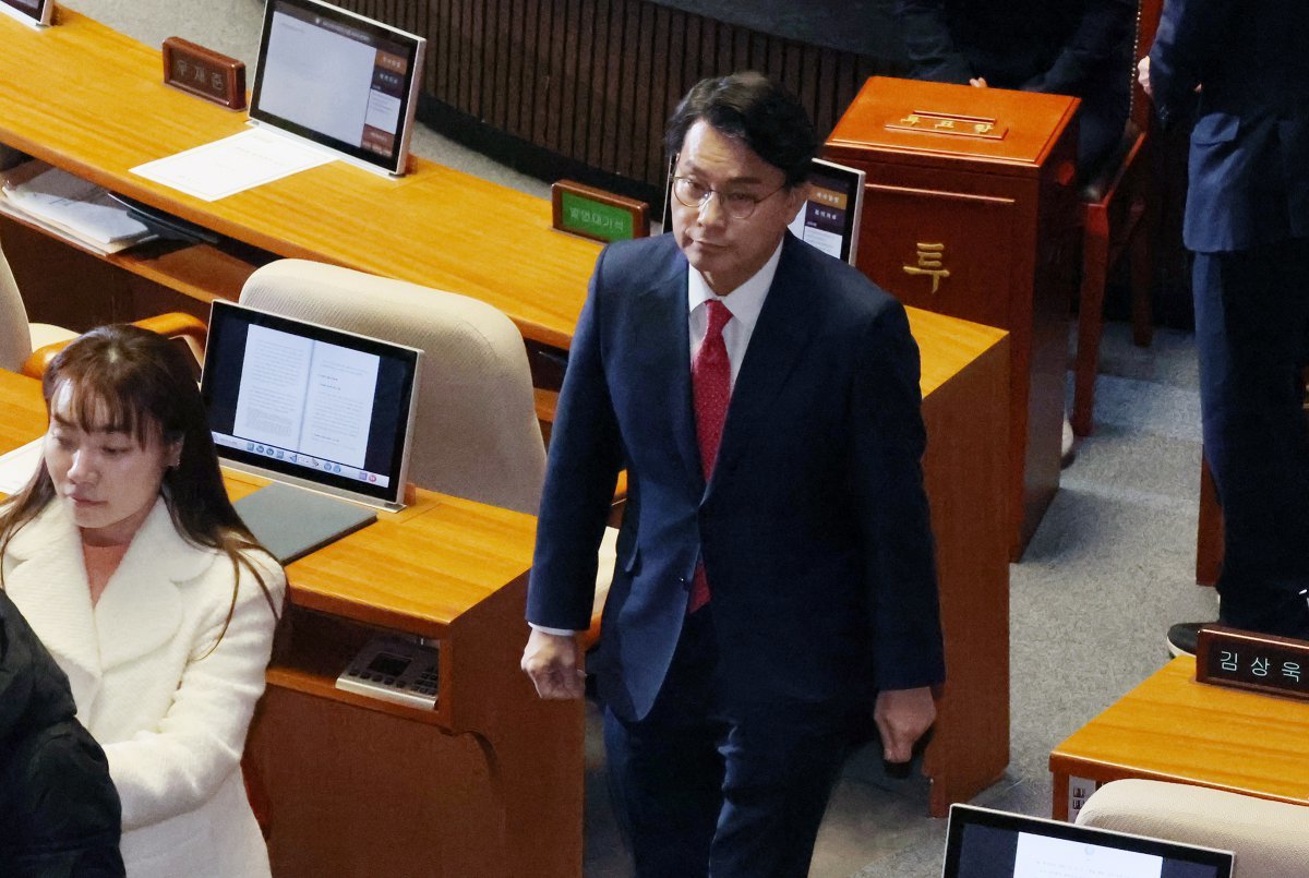 국민의힘 윤상현 의원이 14일 오후 본회의에서 윤석열 대통령 탄핵소추안 투표를 마친 뒤 이동하고 있다. 윤 의원은 표결에 앞서 “탄핵에 반대한다”라는 입장을 냈다. 왼쪽은 같은 당 김예지 의원. 뉴시스